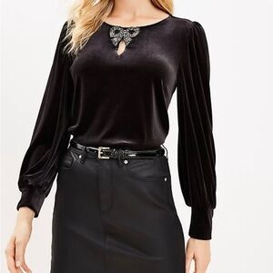TOP
Embellished Bow Cozy Velour Top Sz L